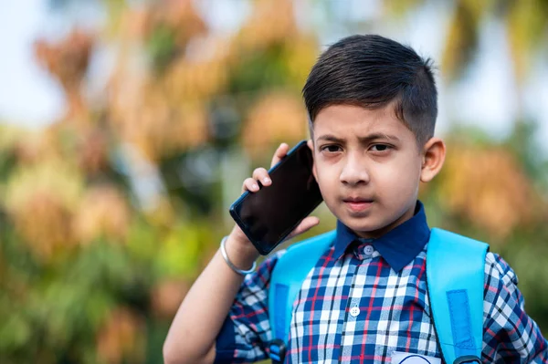 Indian Schoolboy Uniforme Mostrando Pantalla Del Teléfono Inteligente Aire Libre — Foto de Stock