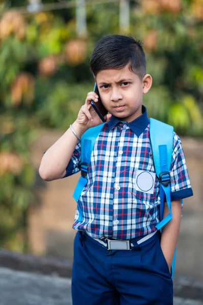 Indian Schoolboy Uniforme Mostrando Pantalla Del Teléfono Inteligente Aire Libre — Foto de Stock