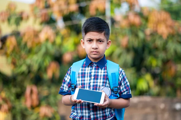 Indian Schoolboy Uniforme Mostrando Pantalla Del Teléfono Inteligente Aire Libre — Foto de Stock