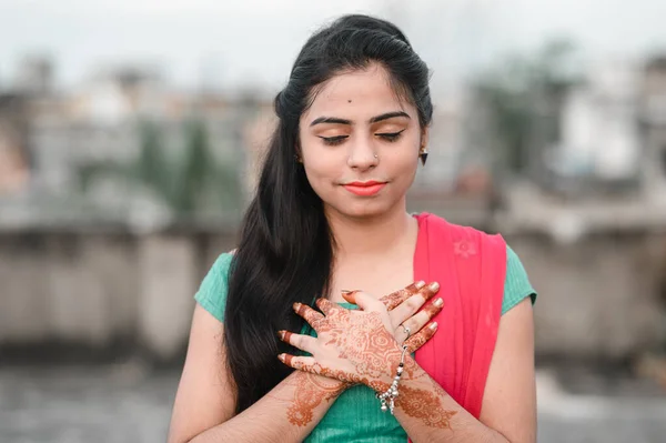 Jovem Mulher Bonita Dobrou Mão Orando Deus Enquanto Seus Olhos — Fotografia de Stock