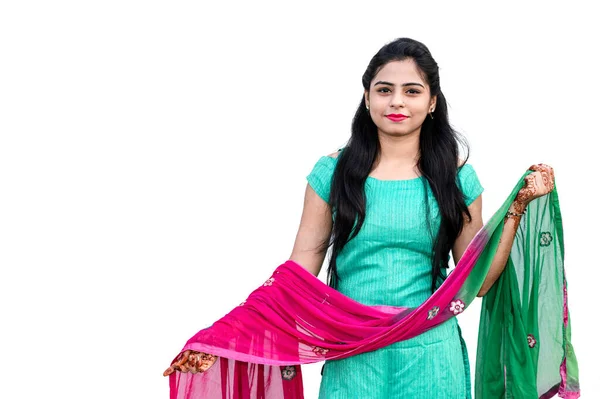 Menina Indiana Bonita Vestindo Roupas Étnicas Tradicionais Isolado Sobre Fundo — Fotografia de Stock