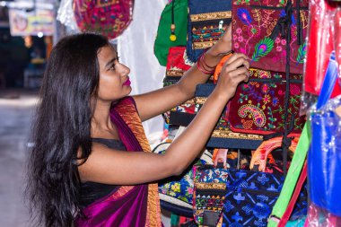 Güzel Hintli kadın festival sezonu için geleneksel sari alışverişi yapıyor.