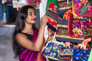 Güzel Hintli kadın festival sezonu için geleneksel sari alışverişi yapıyor.