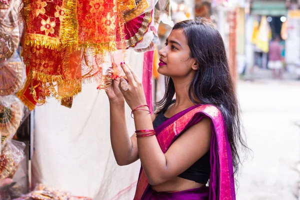 Mulher Indiana Bonita Compras Produtos Decorativos Para Temporada Festiva Diwali — Fotografia de Stock