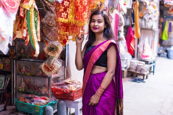 Cantik India Wanita Belanja Produk Dekoratif Untuk Pesta Musim Diwali — Stok Foto