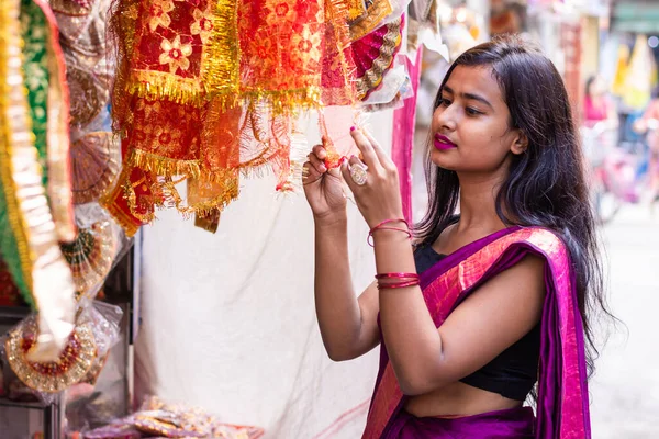 Mulher Indiana Bonita Compras Produtos Decorativos Para Temporada Festiva Diwali — Fotografia de Stock