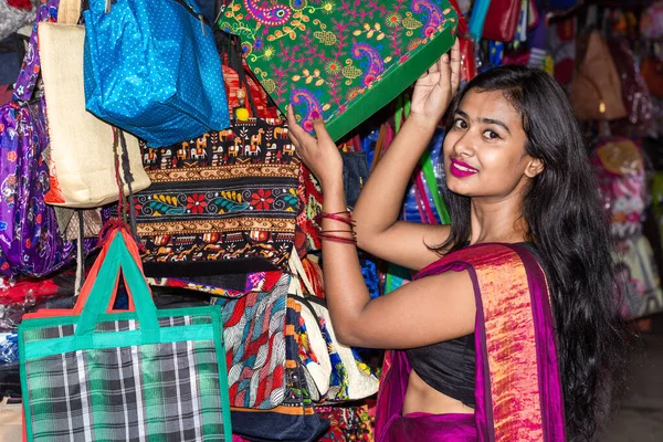 Mulher Indiana Bonita Fazendo Compras Sari Tradicional Para Temporada Festival — Fotografia de Stock