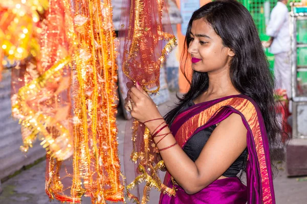 Mulher Indiana Bonita Compras Produtos Decorativos Para Temporada Festiva Diwali — Fotografia de Stock