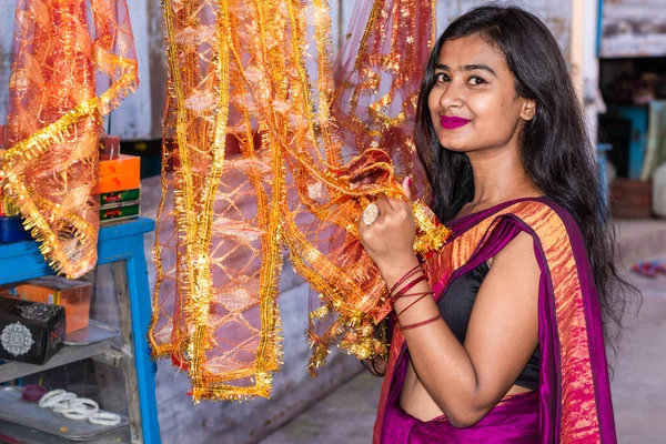 Mulher Indiana Bonita Compras Produtos Decorativos Para Temporada Festiva Diwali — Fotografia de Stock