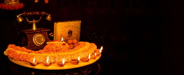 Diwali Feier Diya Öllampen Beleuchtet Auf Bunten Rangoli Von Blumen — Stockfoto
