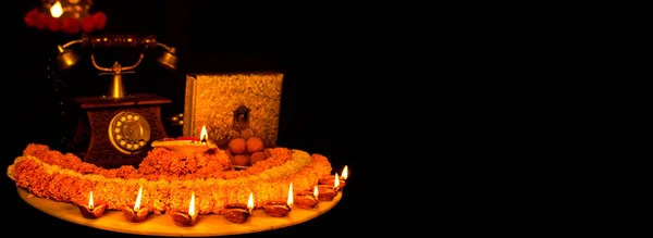Diwali Feier Diya Öllampen Beleuchtet Auf Bunten Rangoli Von Blumen — Stockfoto