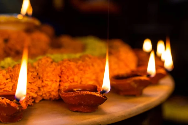 Diwali Glühende Diya Und Blumen Kreisförmiger Form Angeordnet Bilden Ein — Stockfoto