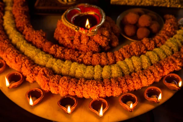 Diwali Glühende Diya Und Blumen Kreisförmiger Form Angeordnet Bilden Ein — Stockfoto
