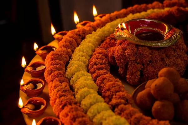 Diwali Glühende Diya Blumen Süßigkeiten Und Geschenke Kreisförmiger Form Angeordnet — Stockfoto