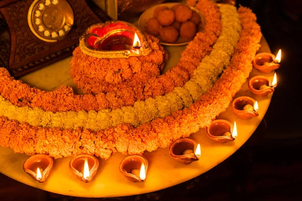 Diwali Parlayan Diya Daire Şeklinde Dizilmiş Çiçekler Kopya Alanı Ile — Stok fotoğraf