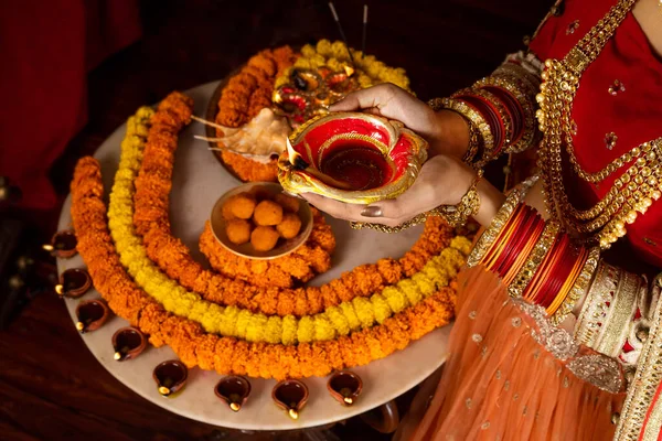 Diwali Brilhante Diya Flores Dispostas Forma Circular Formando Design Com — Fotografia de Stock