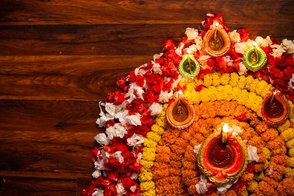 Diwali Celebration Diya Oil Lamps Lit Colorful Rangoli Flowers Wooden — Stock Photo, Image