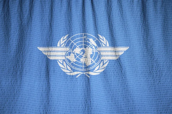 Primer plano de la bandera de la Organización de Aviación Civil Internacional con volantes — Foto de Stock