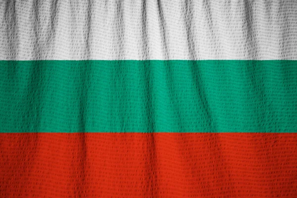 Vértes fodros bolgár zászló, Bulgária zászló a szél fúj — Stock Fotó