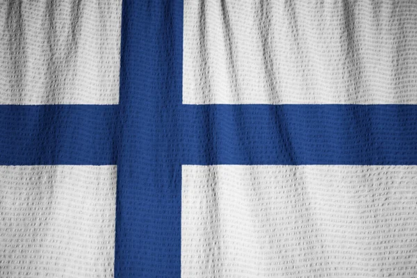 Primer plano de la bandera de Finlandia con volantes, bandera de Finlandia soplando en el viento — Foto de Stock