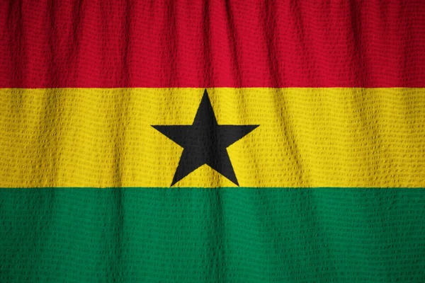 Gros plan du drapeau froissé du Ghana, Drapeau du Ghana soufflant dans le vent — Photo