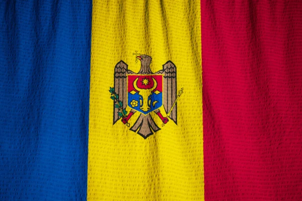 Primer plano de la bandera de Moldavia con volantes, bandera de Moldavia soplando en el viento —  Fotos de Stock