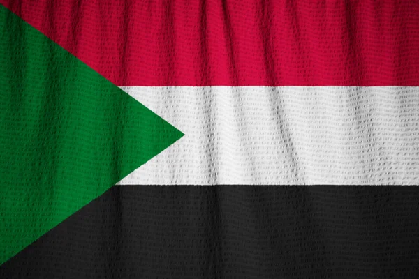 Primer plano de la bandera de Sudán con volantes, bandera de Sudán soplando en el viento — Foto de Stock