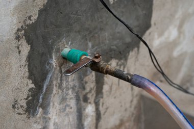 Grunge Metal Su Musluğu. Paslı demir kapak kontrol ciğeri..