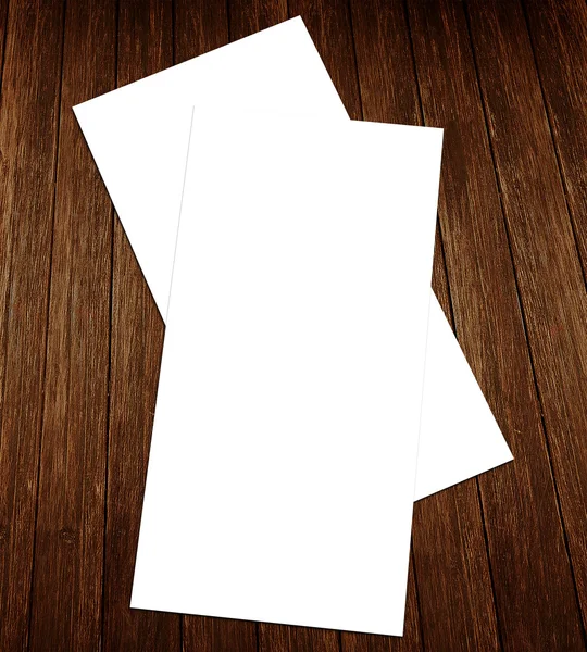 Leeg Witboek (4 "x 8") flyer op houten achtergrond — Stockfoto