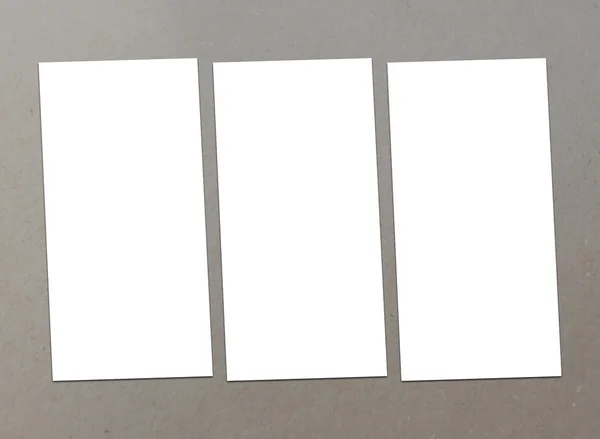 Folleto de papel blanco en blanco (4 "x 8") en el suelo — Foto de Stock