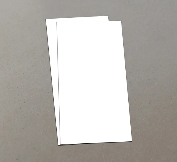 A padlón üres fehér papír (4 "x 8") szórólap-tájékoztató — Stock Fotó