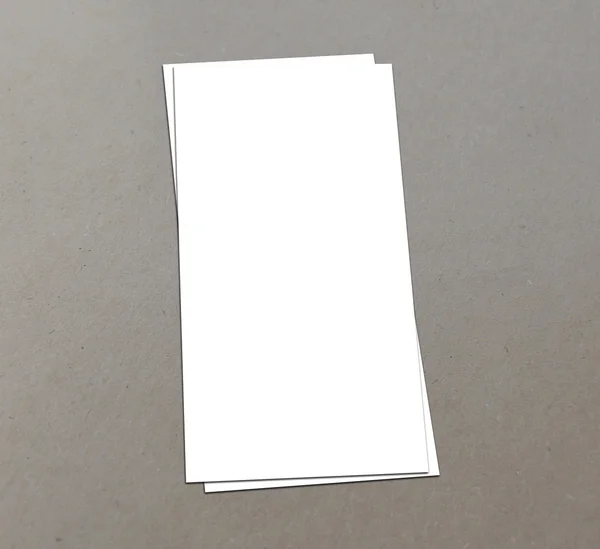 Blank hvidt papir (4 "x 8") flyer på gulvet - Stock-foto