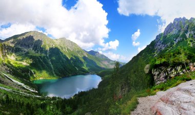 tatra Dağları ve siyah gölet güzel sahne