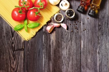 Beyaz tabak spagetti Bolonez