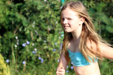 kaçan kız gülümseyerek