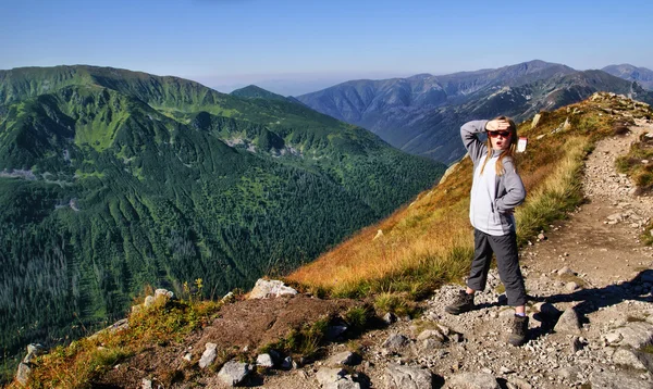 Tired of trekking girl, wipes the sweat from his forehead — Stock Photo, Image