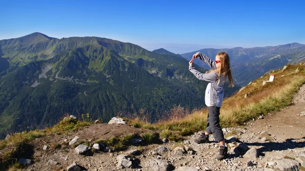 Trött på vandring tjej tittar på landskapet — Stockfoto