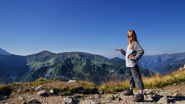 Trött på vandring tjej tittar på landskapet — Stockfoto