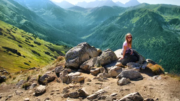 Blond tjej tränar trekking i polska bergen — Stockfoto