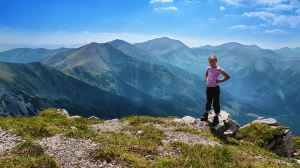 Flickan på toppen. semester i bergen — Stockfoto
