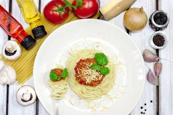 Beyaz tabak spagetti Bolonez — Stok fotoğraf