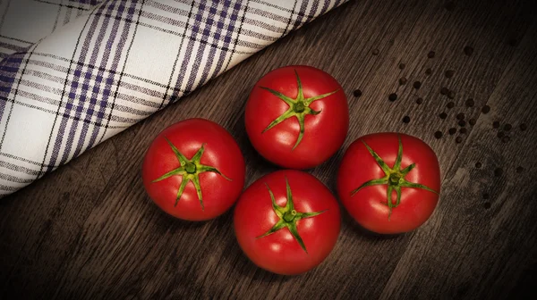 Verse tomaten op donkere ood — Stockfoto