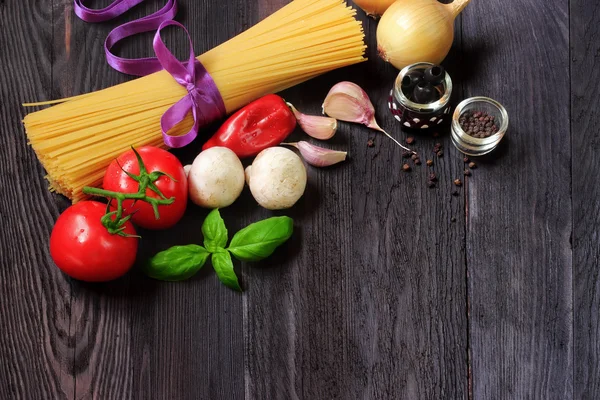 Verse groenten als ingrediënten in de gerechten — Stockfoto