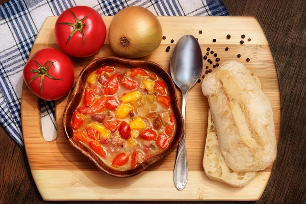 Letcho con peperoni, pomodori e salsiccia — Foto Stock