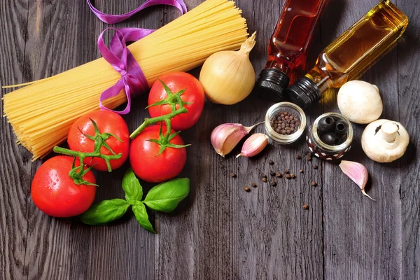 Legumes frescos como ingredientes em pratos — Fotografia de Stock