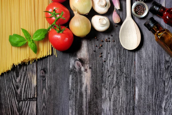 Ingredienser för spaghetti på ett mörkt trä — Stockfoto