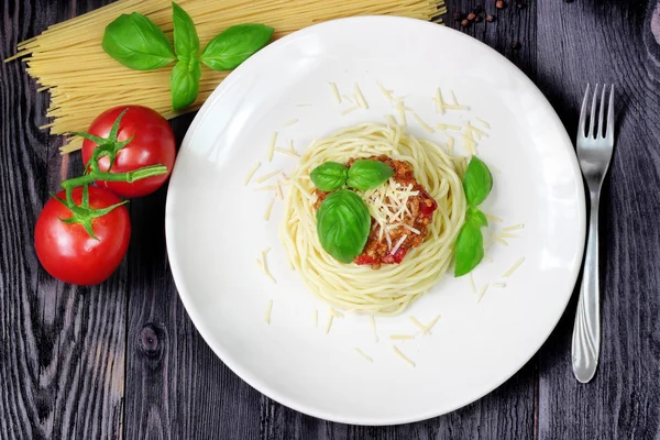 Beyaz tabak spagetti Bolonez — Stok fotoğraf