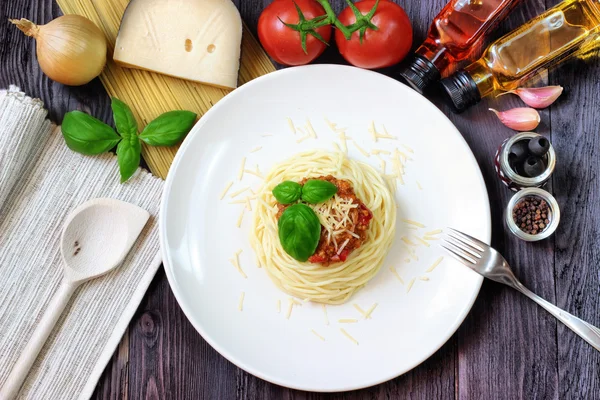 Spaghetti med kött och färska tomater — Stockfoto