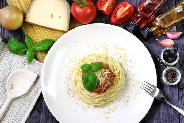 Spaghetti Bolognese på hvid tallerken - Stock-foto