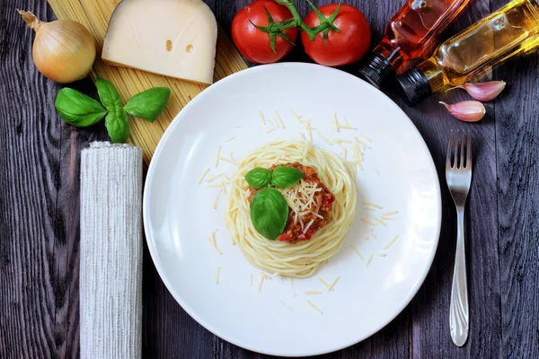 Spaghetti Bolognese på hvid tallerken - Stock-foto